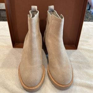 Dolce Vita Soft Suede Chelsea Boots! Pristine condition!